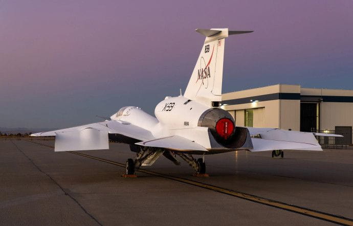 Le X-59, jet supersonique silencieux de la NASA et Lockheed Martin, en vol.